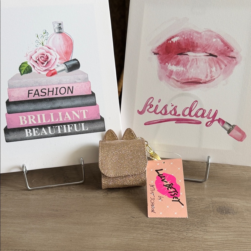 🔖 Betsey Johnson Air Pod Case Keychain